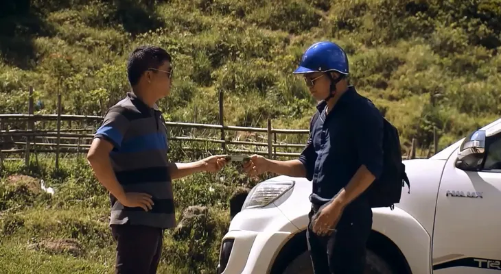Sinh tử - Tập 15: Hoàng chạy trốn với hộ chiếu giả, vợ ở nhà được Vũ hứa hẹn đủ thứ - Ảnh 1. Sinh tử - Tập 15: Hoàng chạy trốn với hộ chiếu giả, vợ ở nhà được Vũ hứa hẹn đủ thứ - Ảnh 1.