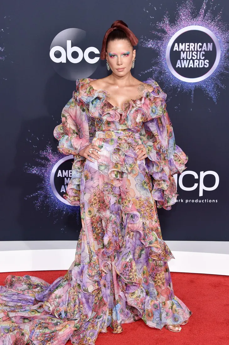 AMAs 2019: Dàn sao khoe sắc, mỗi người một vẻ trên thảm đỏ - Ảnh 10. AMAs 2019: Dàn sao khoe sắc, mỗi người một vẻ trên thảm đỏ - Ảnh 10.