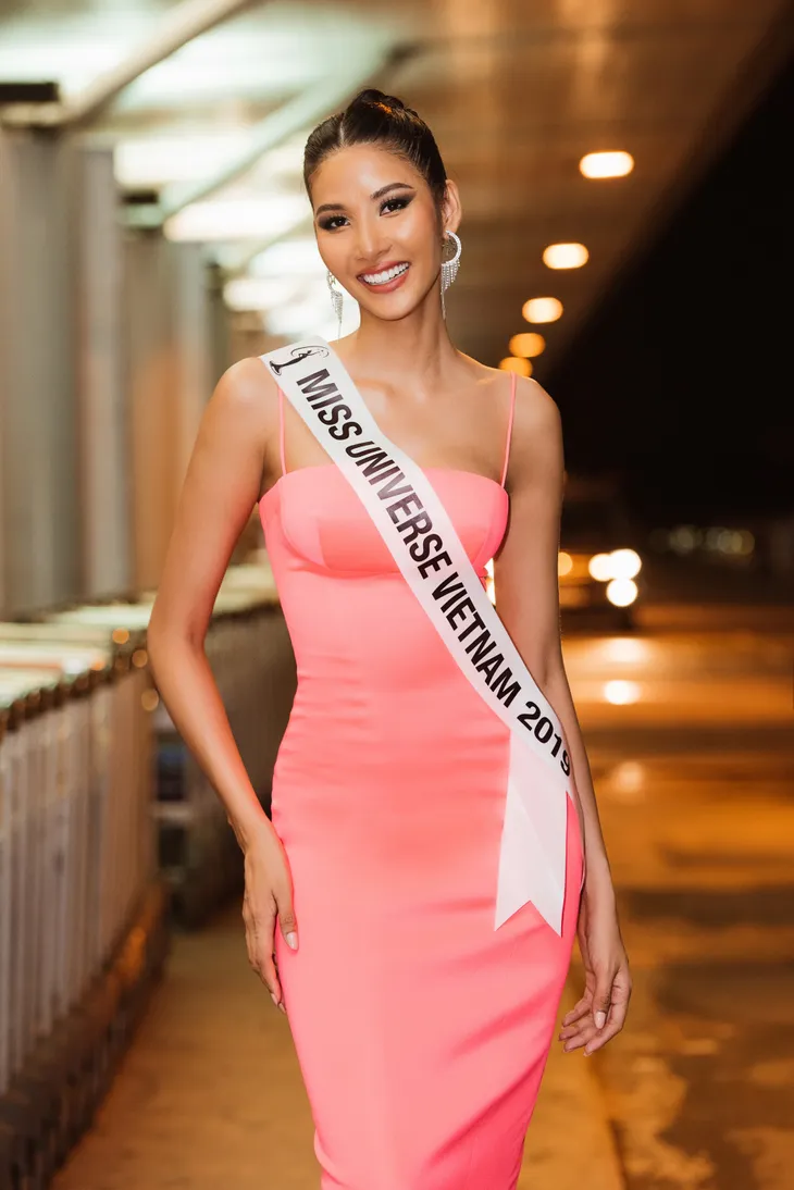Hoàng Thùy diện đầm tự thiết kế lên đường thi Hoa hậu Hoàn vũ 2019 - Ảnh 10. Hoàng Thùy diện đầm tự thiết kế lên đường thi Hoa hậu Hoàn vũ 2019 - Ảnh 10.