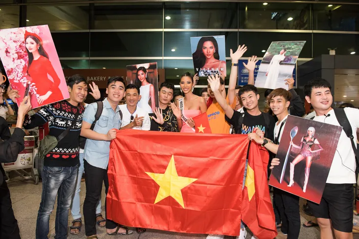 Hoàng Thùy diện đầm tự thiết kế lên đường thi Hoa hậu Hoàn vũ 2019 - Ảnh 9. Hoàng Thùy diện đầm tự thiết kế lên đường thi Hoa hậu Hoàn vũ 2019 - Ảnh 9.