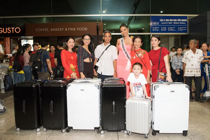 Hoàng Thùy diện đầm tự thiết kế lên đường thi Hoa hậu Hoàn vũ 2019 - Ảnh 6. Hoàng Thùy diện đầm tự thiết kế lên đường thi Hoa hậu Hoàn vũ 2019 - Ảnh 6.