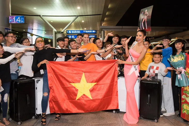 Hoàng Thùy diện đầm tự thiết kế lên đường thi Hoa hậu Hoàn vũ 2019 - Ảnh 11. Hoàng Thùy diện đầm tự thiết kế lên đường thi Hoa hậu Hoàn vũ 2019 - Ảnh 11.