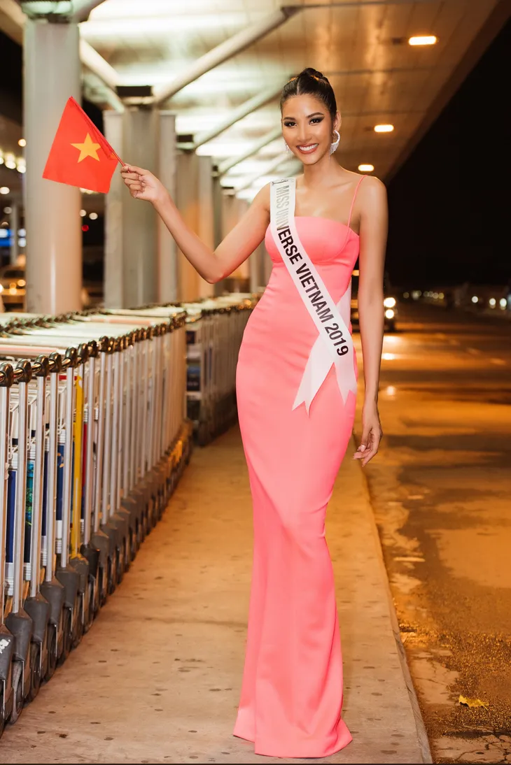 Hoàng Thùy diện đầm tự thiết kế lên đường thi Hoa hậu Hoàn vũ 2019 - Ảnh 1. Hoàng Thùy diện đầm tự thiết kế lên đường thi Hoa hậu Hoàn vũ 2019 - Ảnh 1.