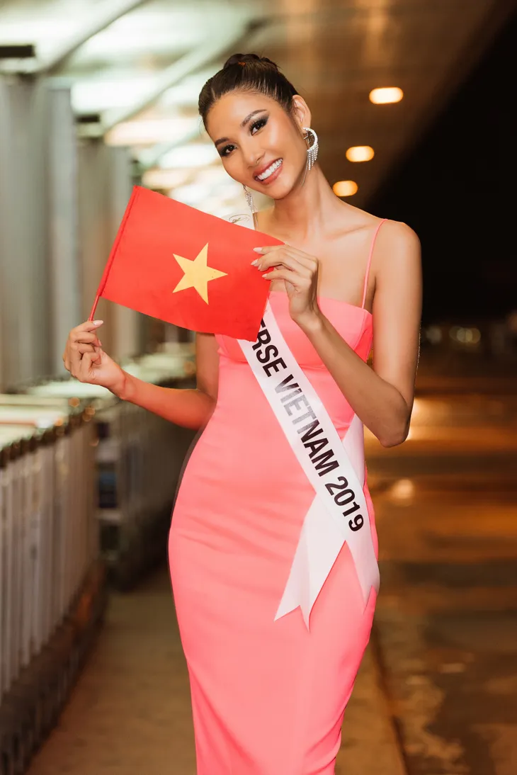 Hoàng Thùy diện đầm tự thiết kế lên đường thi Hoa hậu Hoàn vũ 2019 - Ảnh 7. Hoàng Thùy diện đầm tự thiết kế lên đường thi Hoa hậu Hoàn vũ 2019 - Ảnh 7.