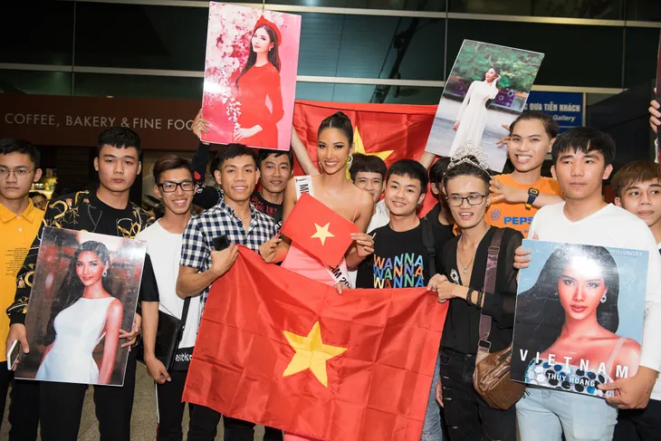 Hoàng Thùy diện đầm tự thiết kế lên đường thi Hoa hậu Hoàn vũ 2019 - Ảnh 5. Hoàng Thùy diện đầm tự thiết kế lên đường thi Hoa hậu Hoàn vũ 2019 - Ảnh 5.