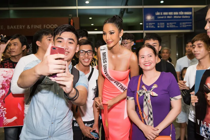 Hoàng Thùy diện đầm tự thiết kế lên đường thi Hoa hậu Hoàn vũ 2019 - Ảnh 8. Hoàng Thùy diện đầm tự thiết kế lên đường thi Hoa hậu Hoàn vũ 2019 - Ảnh 8.