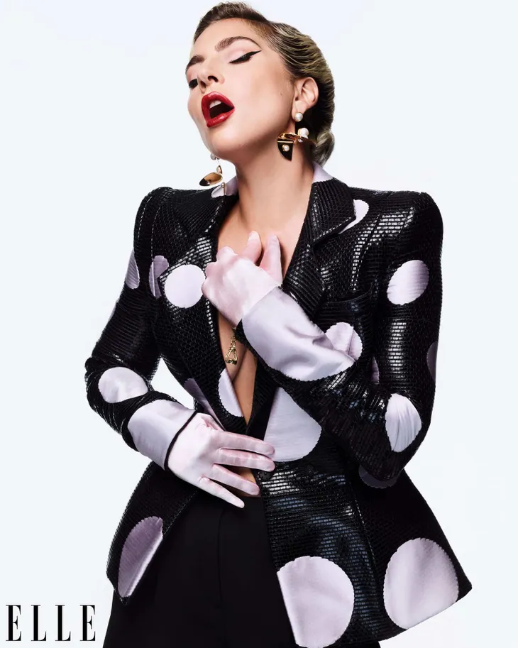 Khi Lady Gaga nổi loạn và nữ tính - Ảnh 7. Khi Lady Gaga nổi loạn và nữ tính - Ảnh 7.