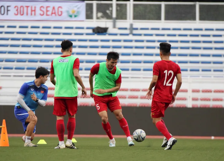Quang Hải, Hùng Dũng ra sân tập, sẵn sàng thi đấu với U22 Lào - Ảnh 9.