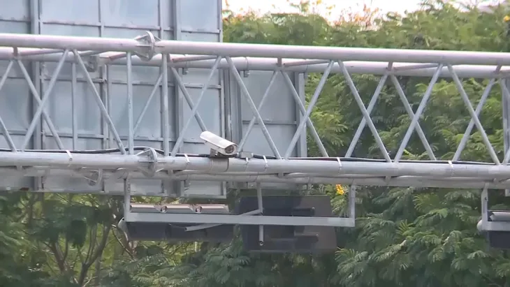 TP.HCM lắp thí điểm camera thông minh giám sát giao thông - Ảnh 1. TP.HCM lắp thí điểm camera thông minh giám sát giao thông - Ảnh 1.