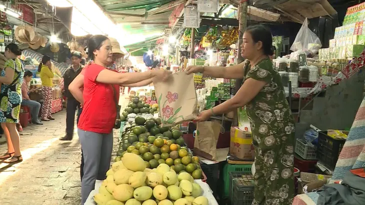Nhiều siêu thị và chợ truyền thống đã mở cửa phục vụ người dân - Ảnh 1. Nhiều siêu thị và chợ truyền thống đã mở cửa phục vụ người dân - Ảnh 1.