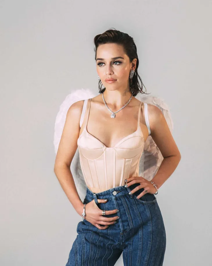 Mẹ rồng Emilia Clarke dễ thương hết mức trên Wonderland - Ảnh 1. Mẹ rồng Emilia Clarke dễ thương hết mức trên Wonderland - Ảnh 1.