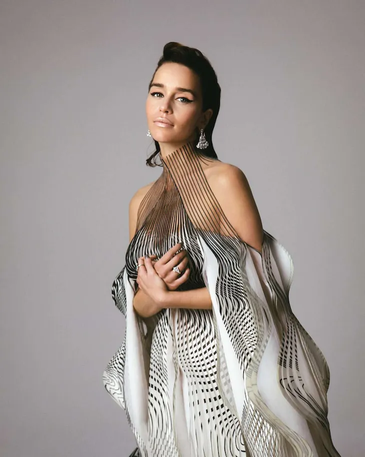 Mẹ rồng Emilia Clarke dễ thương hết mức trên Wonderland - Ảnh 3. Mẹ rồng Emilia Clarke dễ thương hết mức trên Wonderland - Ảnh 3.