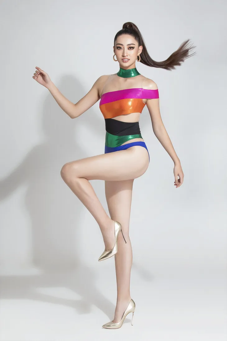 Lương Thùy Linh nóng bỏng với bikini phá cách, khoe chân dài 1,22m - Ảnh 2. Lương Thùy Linh nóng bỏng với bikini phá cách, khoe chân dài 1,22m - Ảnh 2.