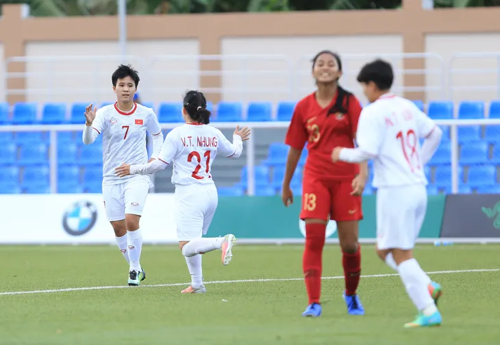 ẢNH: Thắng thuyết phục ĐT nữ Indonesia, ĐT nữ Việt Nam giành quyền vào bán kết SEA Games 30 - Ảnh 8. ẢNH: Thắng thuyết phục ĐT nữ Indonesia, ĐT nữ Việt Nam giành quyền vào bán kết SEA Games 30 - Ảnh 8.