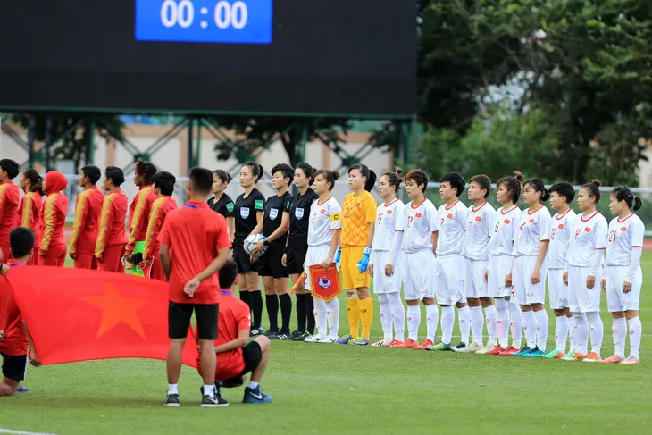ẢNH: Thắng thuyết phục ĐT nữ Indonesia, ĐT nữ Việt Nam giành quyền vào bán kết SEA Games 30 - Ảnh 2. ẢNH: Thắng thuyết phục ĐT nữ Indonesia, ĐT nữ Việt Nam giành quyền vào bán kết SEA Games 30 - Ảnh 2.