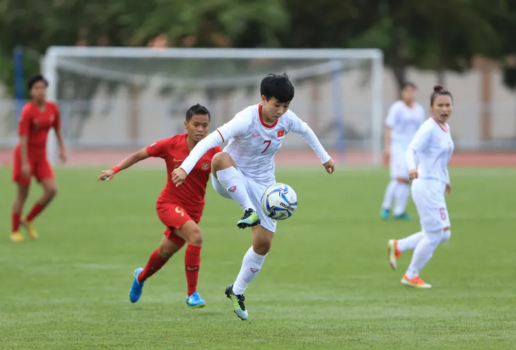 ẢNH: Thắng thuyết phục ĐT nữ Indonesia, ĐT nữ Việt Nam giành quyền vào bán kết SEA Games 30 - Ảnh 7. ẢNH: Thắng thuyết phục ĐT nữ Indonesia, ĐT nữ Việt Nam giành quyền vào bán kết SEA Games 30 - Ảnh 7.