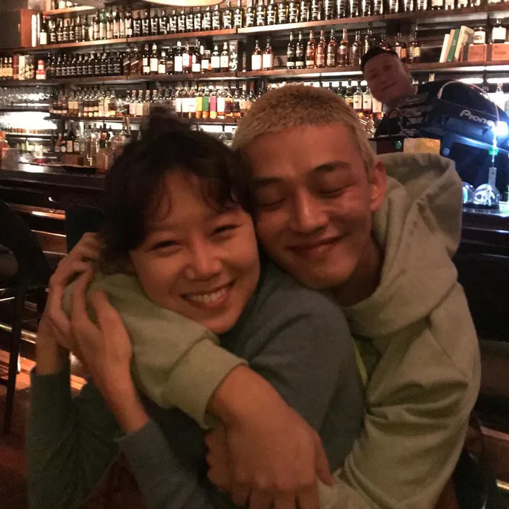 Gong Hyo Jin thể hiện sự ủng hộ dành cho bạn thân Yoo Ah In theo cách... chẳng giống ai - Ảnh 2. Gong Hyo Jin thể hiện sự ủng hộ dành cho bạn thân Yoo Ah In theo cách... chẳng giống ai - Ảnh 2.