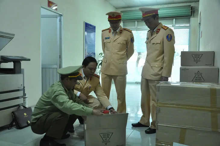 CSGT phát hiện lô hàng mỹ phẩm tiền tỷ không rõ nguồn gốc ở Hà Nội - Ảnh 1. CSGT phát hiện lô hàng mỹ phẩm tiền tỷ không rõ nguồn gốc ở Hà Nội - Ảnh 1.