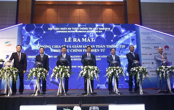 Bộ trưởng Nguyễn Mạnh Hùng: Bảo đảm an toàn thông tin mạng đồng nghĩa với xây đắp cho tương lai thịnh vượng của đất nước - Ảnh 3. Bộ trưởng Nguyễn Mạnh Hùng: Bảo đảm an toàn thông tin mạng đồng nghĩa với xây đắp cho tương lai thịnh vượng của đất nước - Ảnh 3.