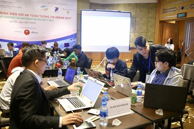 Bộ trưởng Nguyễn Mạnh Hùng: Bảo đảm an toàn thông tin mạng đồng nghĩa với xây đắp cho tương lai thịnh vượng của đất nước - Ảnh 2. Bộ trưởng Nguyễn Mạnh Hùng: Bảo đảm an toàn thông tin mạng đồng nghĩa với xây đắp cho tương lai thịnh vượng của đất nước - Ảnh 2.
