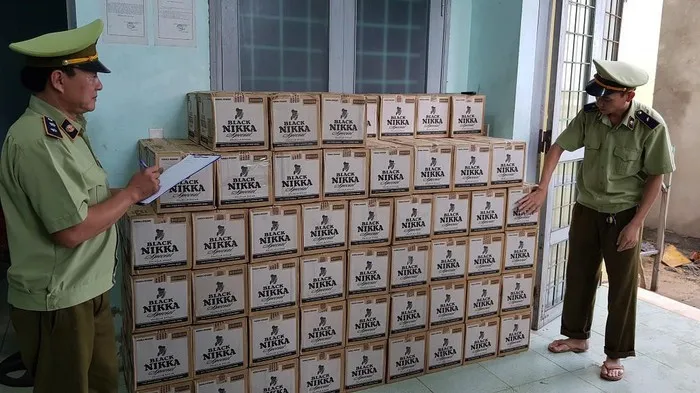 Quảng Bình: Bắt vụ vận chuyển hơn 3.100 chai rượu ngoại không có hóa đơn chứng từ - Ảnh 1. Quảng Bình: Bắt vụ vận chuyển hơn 3.100 chai rượu ngoại không có hóa đơn chứng từ - Ảnh 1.