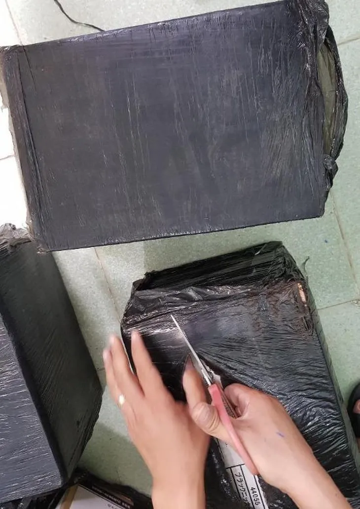 Quảng Bình: Bắt vụ vận chuyển hơn 3.100 chai rượu ngoại không có hóa đơn chứng từ - Ảnh 3. Quảng Bình: Bắt vụ vận chuyển hơn 3.100 chai rượu ngoại không có hóa đơn chứng từ - Ảnh 3.