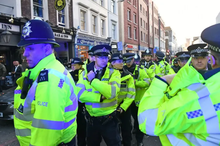 Vụ tấn công bằng dao trên cầu London, Anh là một vụ khủng bố - Ảnh 4. Vụ tấn công bằng dao trên cầu London, Anh là một vụ khủng bố - Ảnh 4.