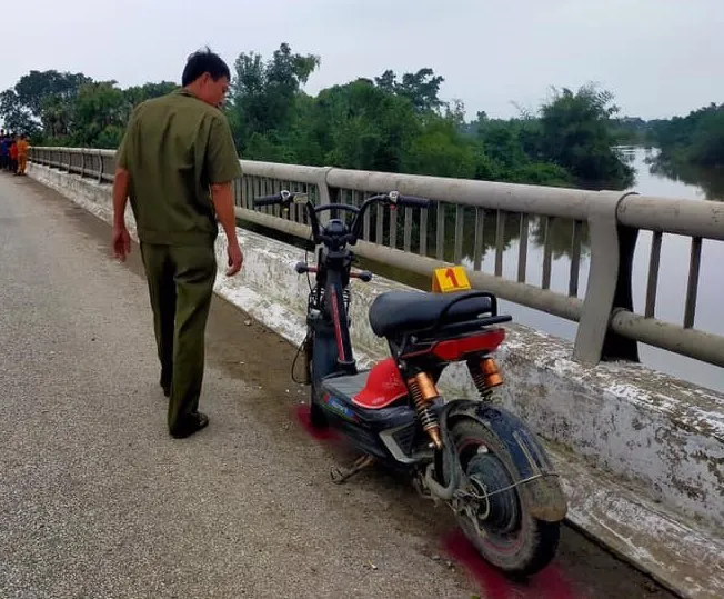 Nữ sinh nghi để lại thư tuyệt mệnh rồi gieo mình xuống sông tự vẫn - Ảnh 1. Nữ sinh nghi để lại thư tuyệt mệnh rồi gieo mình xuống sông tự vẫn - Ảnh 1.