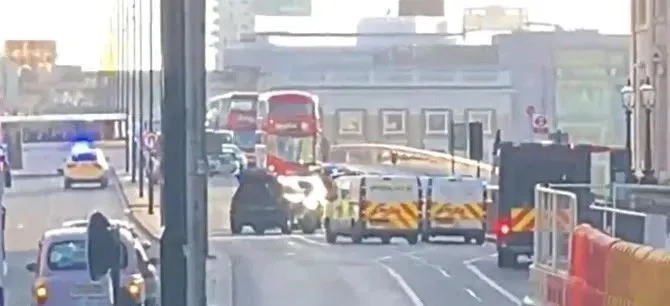 Nổ súng trên cầu London ở Anh - Ảnh 2.