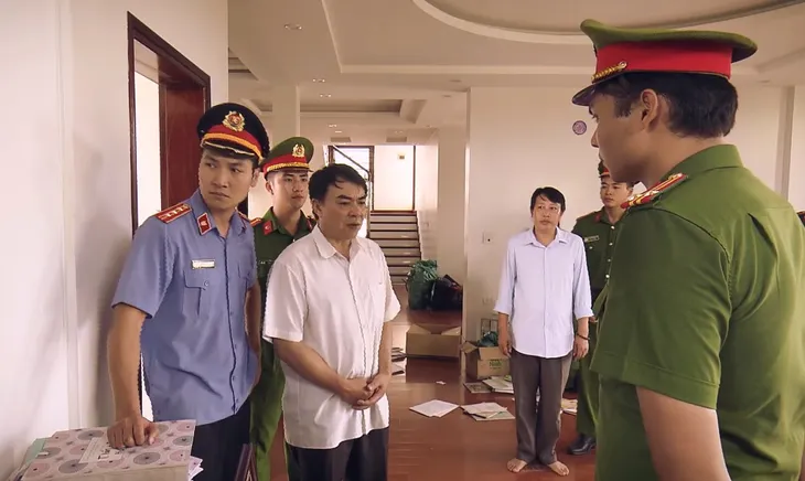 Sinh tử - Tập 1: Chủ tịch Huyện bị khám nhà, mở két thấy mấy sấp tiền - Ảnh 1. Sinh tử - Tập 1: Chủ tịch Huyện bị khám nhà, mở két thấy mấy sấp tiền - Ảnh 1.