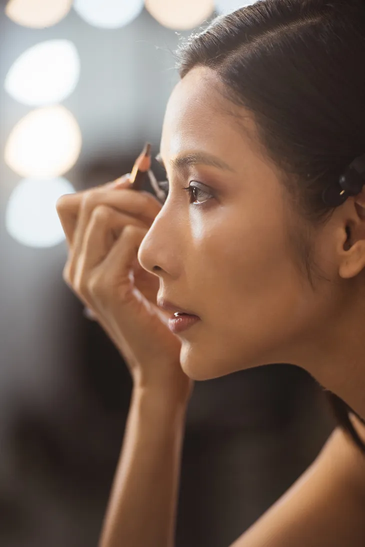 Hoàng Thùy trổ tài tự make-up lột xác thành Beauty Queen - Ảnh 8. Hoàng Thùy trổ tài tự make-up lột xác thành Beauty Queen - Ảnh 8.