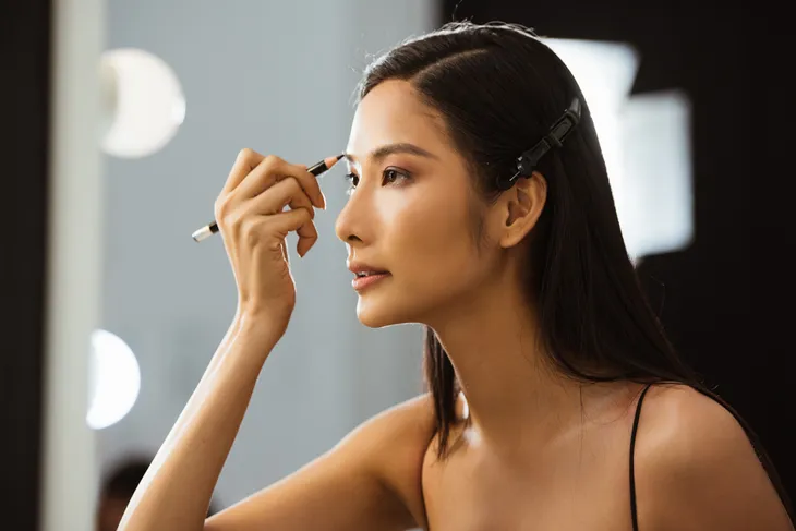 Hoàng Thùy trổ tài tự make-up lột xác thành Beauty Queen - Ảnh 10. Hoàng Thùy trổ tài tự make-up lột xác thành Beauty Queen - Ảnh 10.