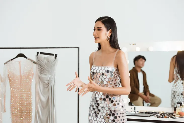 Hoàng Thùy trổ tài tự make-up lột xác thành Beauty Queen - Ảnh 11. Hoàng Thùy trổ tài tự make-up lột xác thành Beauty Queen - Ảnh 11.