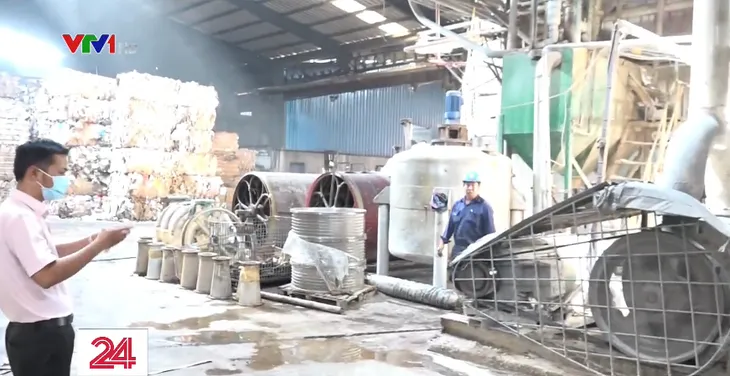 Bắt quả tang công ty sản xuất giấy xả thải trộm - Ảnh 1. Bắt quả tang công ty sản xuất giấy xả thải trộm - Ảnh 1.