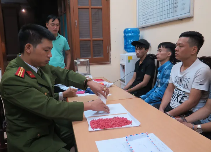 Bắt 5 đối tượng, thu giữ khối lượng lớn ma túy - Ảnh 2. Bắt 5 đối tượng, thu giữ khối lượng lớn ma túy - Ảnh 2.