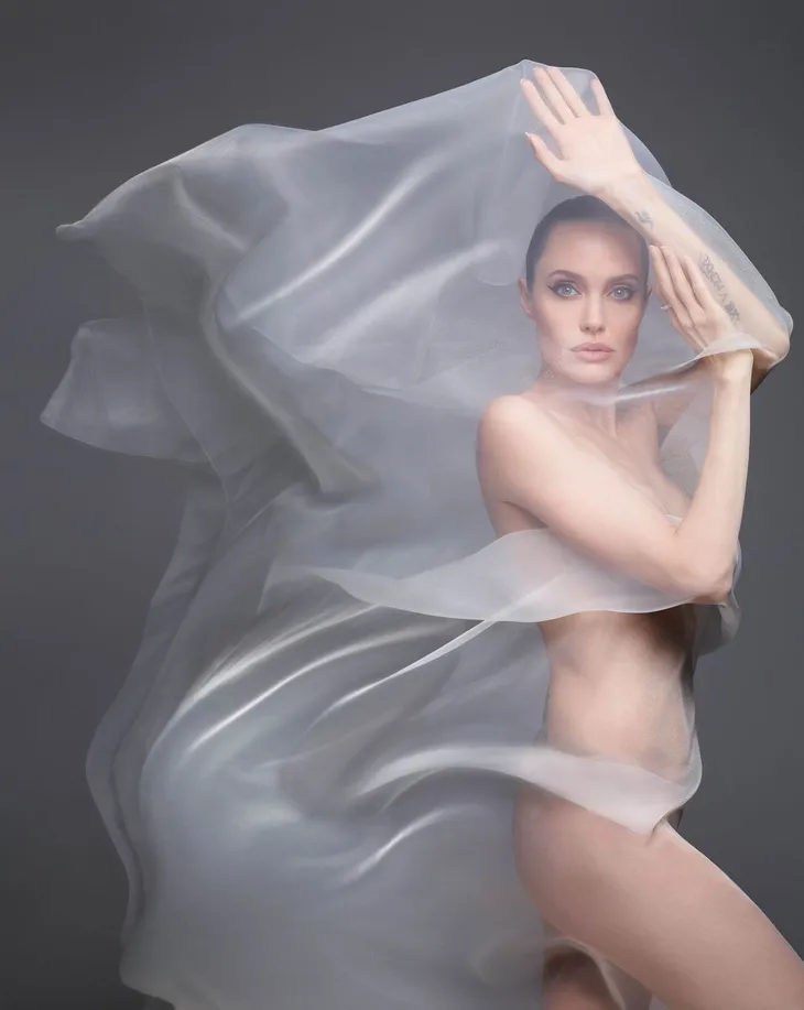 Chụp hình khỏa thân ở tuổi 44, Angelina Jolie vẫn đẹp mê hồn - Ảnh 2. Chụp hình khỏa thân ở tuổi 44, Angelina Jolie vẫn đẹp mê hồn - Ảnh 2.