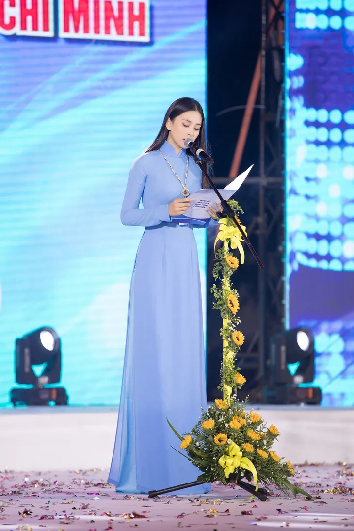 Hoa hậu Tiểu Vy sánh vai cùng diễn viên Bình Minh dự Đại hội đại biểu Hội LHTN TP.HCM - Ảnh 4. Hoa hậu Tiểu Vy sánh vai cùng diễn viên Bình Minh dự Đại hội đại biểu Hội LHTN TP.HCM - Ảnh 4.