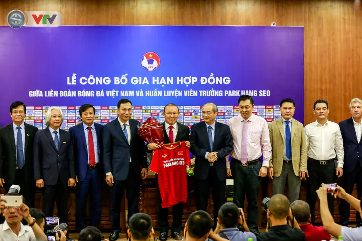CHÍNH THỨC: Liên đoàn bóng đá Việt Nam gia hạn hợp đồng thành công với HLV Park Hang Seo - Ảnh 5. CHÍNH THỨC: Liên đoàn bóng đá Việt Nam gia hạn hợp đồng thành công với HLV Park Hang Seo - Ảnh 5.