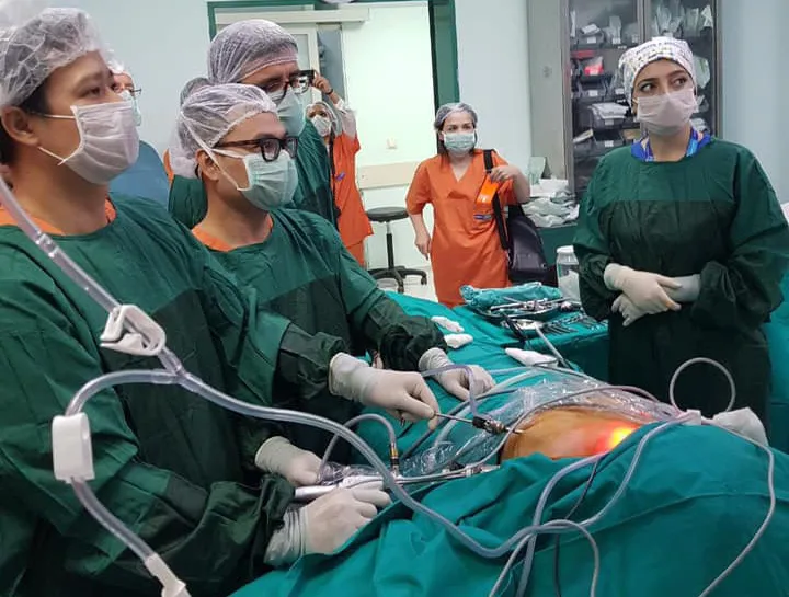 Mổ trình diễn kỹ thuật nội soi tuyến giáp Dr Luong cho hơn 40 bác sĩ nước ngoài - Ảnh 1. Mổ trình diễn kỹ thuật nội soi tuyến giáp Dr Luong cho hơn 40 bác sĩ nước ngoài - Ảnh 1.