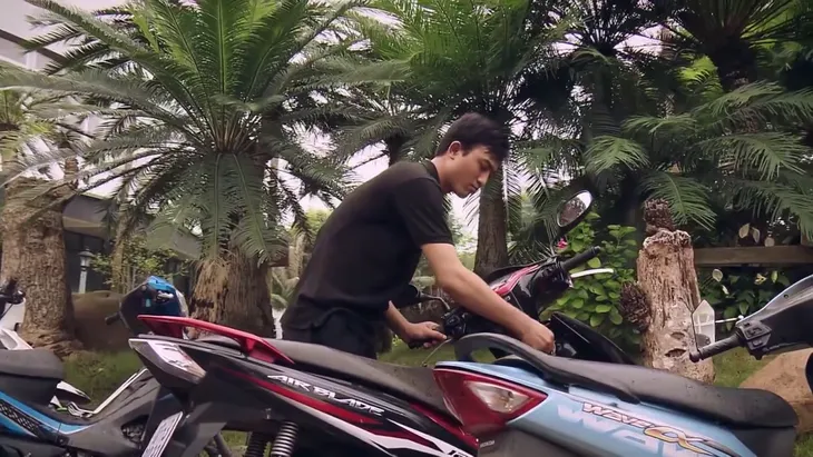 Sinh tử - Tập 4: Ăn chơi ở quán Trinh xong, cảnh sát Thông bất ngờ nhận túi tiền to trong cốp xe - Ảnh 4. Sinh tử - Tập 4: Ăn chơi ở quán Trinh xong, cảnh sát Thông bất ngờ nhận túi tiền to trong cốp xe - Ảnh 4.