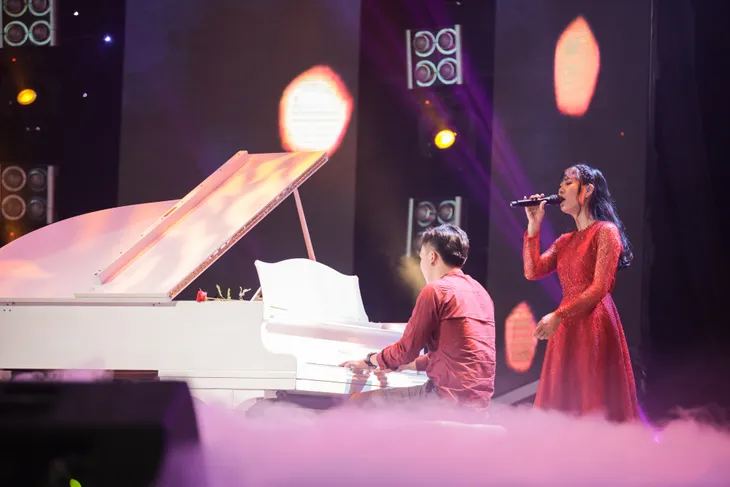 Sam cưa sừng làm nghé khi vào vai học sinh để thí sinh dạy hát - Ảnh 1. Sam cưa sừng làm nghé khi vào vai học sinh để thí sinh dạy hát - Ảnh 1.