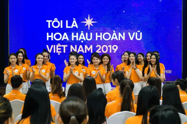 Sau nhiều tập bị chê tơi bời, Thúy Vân bất ngờ dẫn đầu tập 6 Tôi là Hoa hậu Hoàn vũ Việt Nam 2019” - Ảnh 5. Sau nhiều tập bị chê tơi bời, Thúy Vân bất ngờ dẫn đầu tập 6 Tôi là Hoa hậu Hoàn vũ Việt Nam 2019” - Ảnh 5.