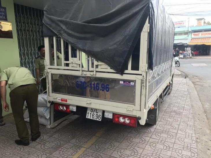 An Giang thu giữ trên 28 tấn đường nhập lậu trong vòng 2 tháng - Ảnh 1. An Giang thu giữ trên 28 tấn đường nhập lậu trong vòng 2 tháng - Ảnh 1.