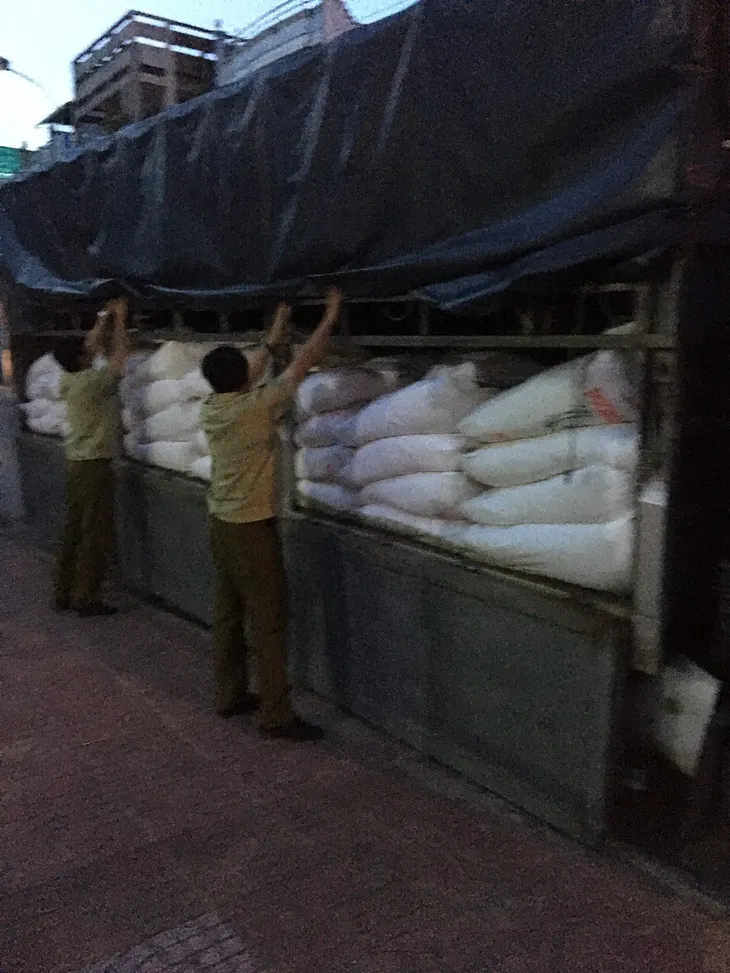 An Giang thu giữ trên 28 tấn đường nhập lậu trong vòng 2 tháng - Ảnh 2. An Giang thu giữ trên 28 tấn đường nhập lậu trong vòng 2 tháng - Ảnh 2.