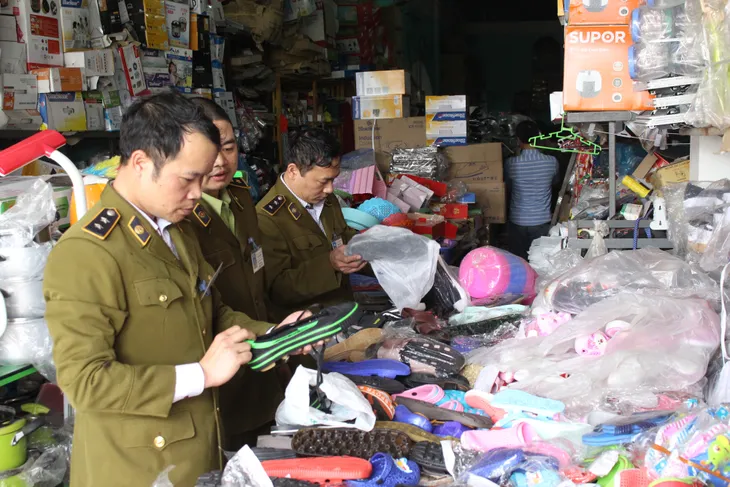 Mở cao điểm kiểm soát thị trường cuối năm - Ảnh 1. Mở cao điểm kiểm soát thị trường cuối năm - Ảnh 1.
