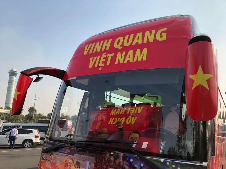 Cận cảnh chiếc xe đón ĐT bóng đá nữ và ĐT U22 Việt Nam - Ảnh 3. Cận cảnh chiếc xe đón ĐT bóng đá nữ và ĐT U22 Việt Nam - Ảnh 3.