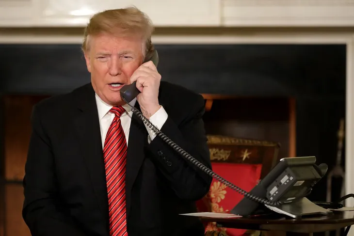Những tranh cãi xung quanh chiếc điện thoại của Tổng thống Mỹ Donald Trump - Ảnh 1. Những tranh cãi xung quanh chiếc điện thoại của Tổng thống Mỹ Donald Trump - Ảnh 1.