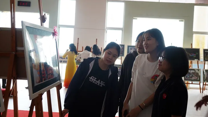 Khám phá không gian triển lãm ảnh tại LHTHTQ lần thứ 39 - Ảnh 4. Khám phá không gian triển lãm ảnh tại LHTHTQ lần thứ 39 - Ảnh 4.