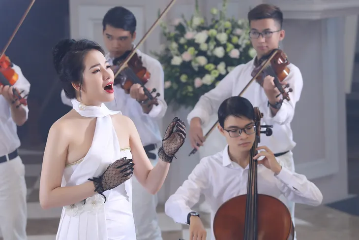 Sao Mai Phạm Thuỳ Dung “tạm biệt” 2019 bằng CD đầu tay Moon - Ảnh 1. Sao Mai Phạm Thuỳ Dung “tạm biệt” 2019 bằng CD đầu tay Moon - Ảnh 1.