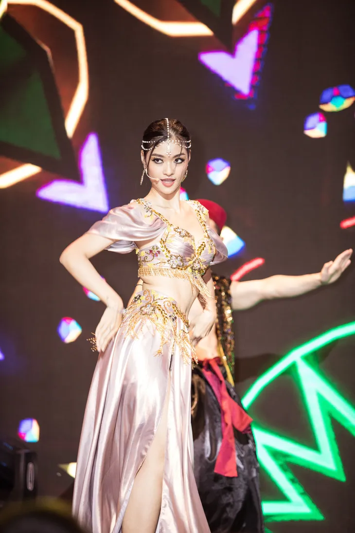 Á hậu Kiều Loan trình diễn như ca sĩ thực thụ trên sân khấu Dubai - Ảnh 2. Á hậu Kiều Loan trình diễn như ca sĩ thực thụ trên sân khấu Dubai - Ảnh 2.